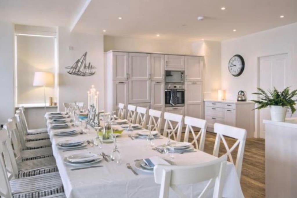Beautiful Modern Open Planned Kitchen - Fully Equipped!