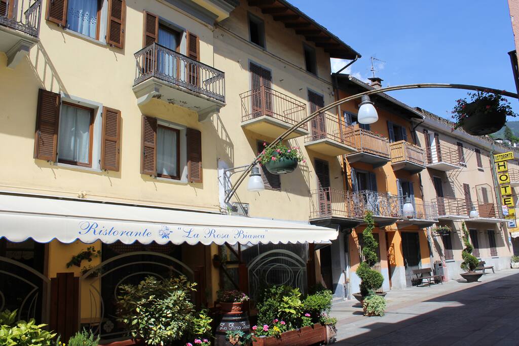 la zona pedonale vista dall'ingresso all'edifico