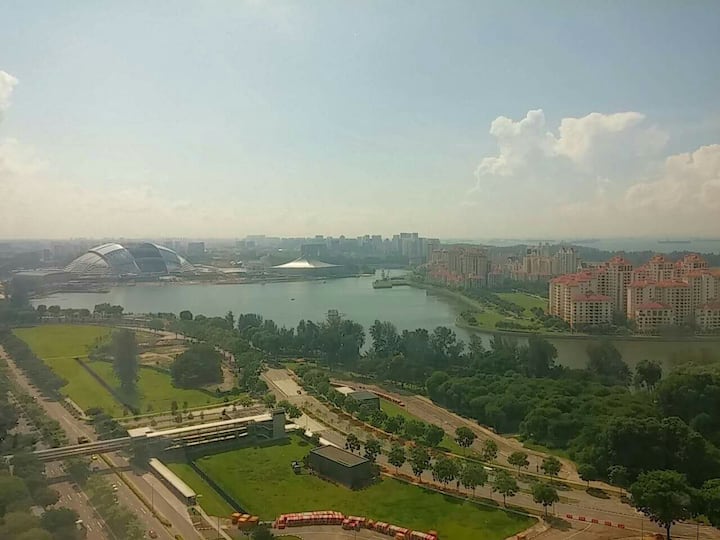 Unblocked view of the Kallang reservoir, National Stadium, Indoor Stadium and sea. Only 7 mins walk to Nicoll Highway Station, leading to Singapore Flyer, Gardens By The Bay, Marina Bay Sands. 