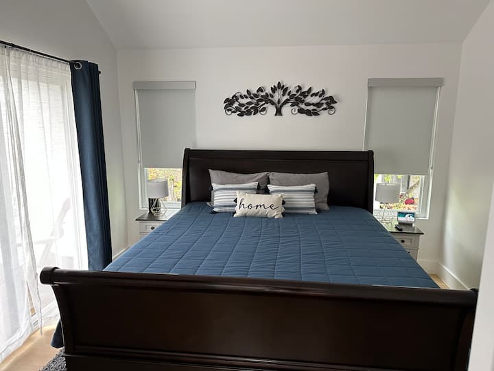 Dormitorio principal con baño completo contiguo y patio