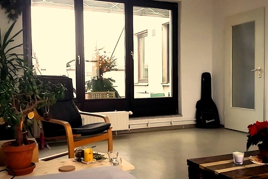Von dem Zimmer geht es auf die große Dachterrasse