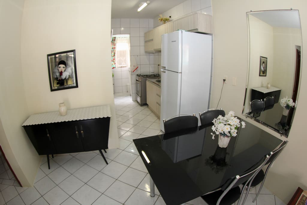 Mesa de jantar e cozinha