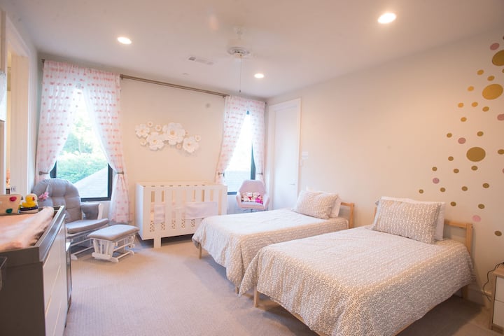 חדר שינה מס '2 (קומה 2) עם חדר ילדים; 2 מיטות נפרדות (או משולבות למיטת קינג סייז). העריסה לא מוגדרת כרגע, אבל היא זמינה.