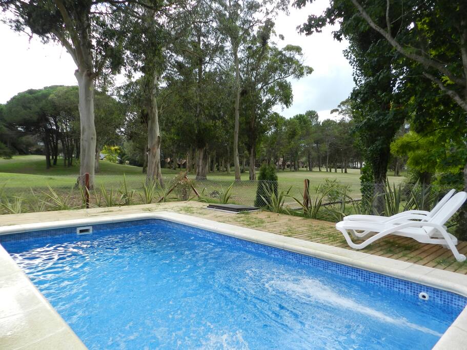 Pileta y golf.