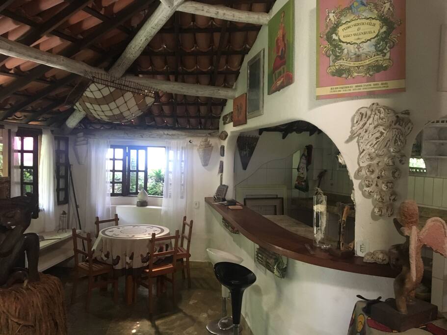 Espaço estar com mesa e bancada