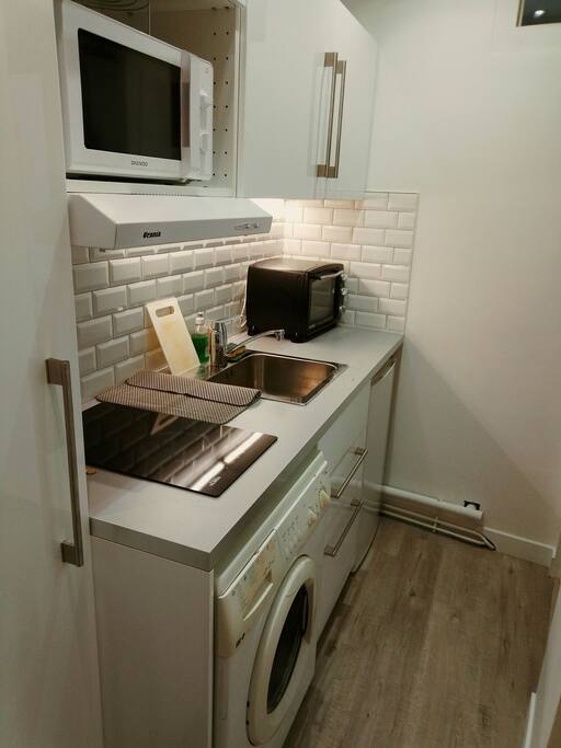 Modern kitchen with all the necessary : oven, microwave, kettle, hot plates, electric hobs.
Cuisine moderne avec tout le nécessaire : four, micro-ondes, bouilloire, plaques électriques.