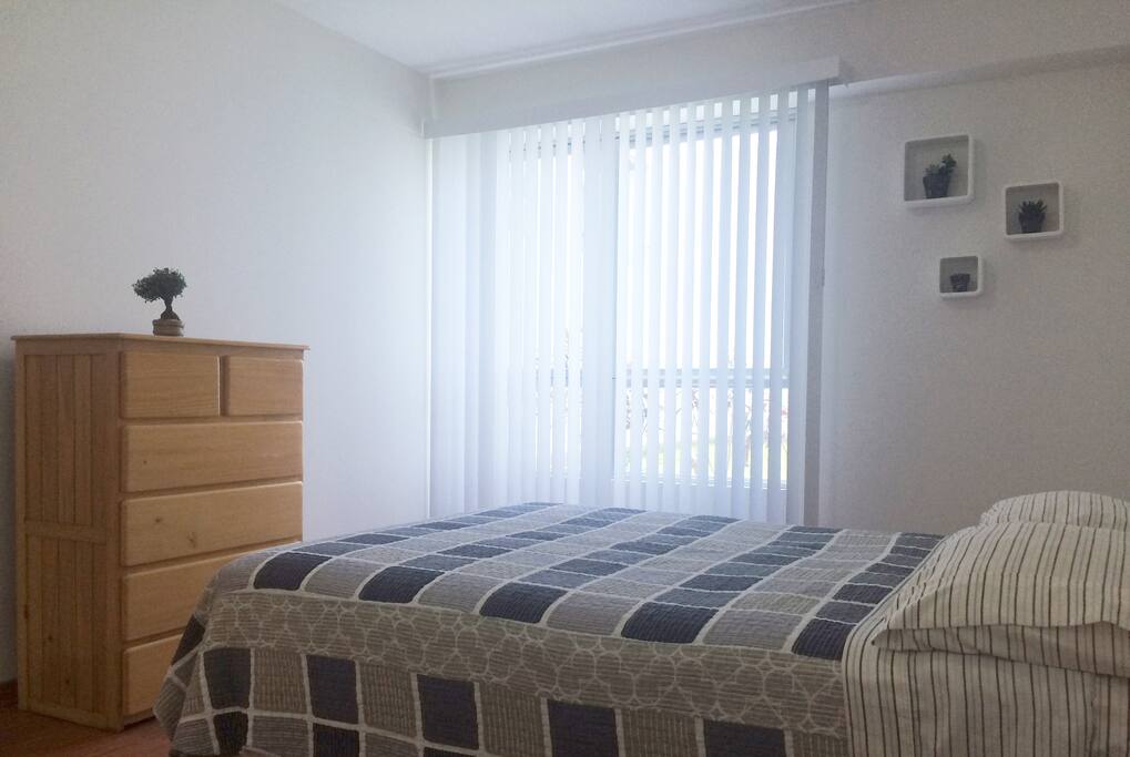 Buena Iluminación. Cortinas que bloquean la luz si lo desea.