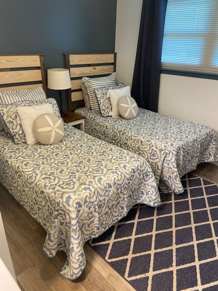 ห้องนอนผู้เข้าพัก - เตียงแฝด 2 เตียงพร้อมห้องน้ำที่เชื่อมต่อกัน 