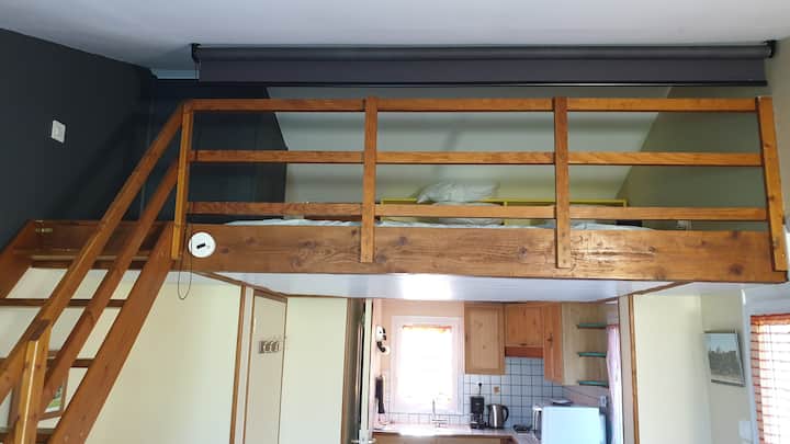 عرض السرير 140 في سقف الميزانين بارتفاع صغير