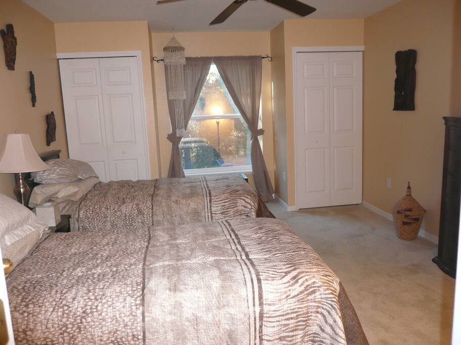 Twin bedroom upstairs