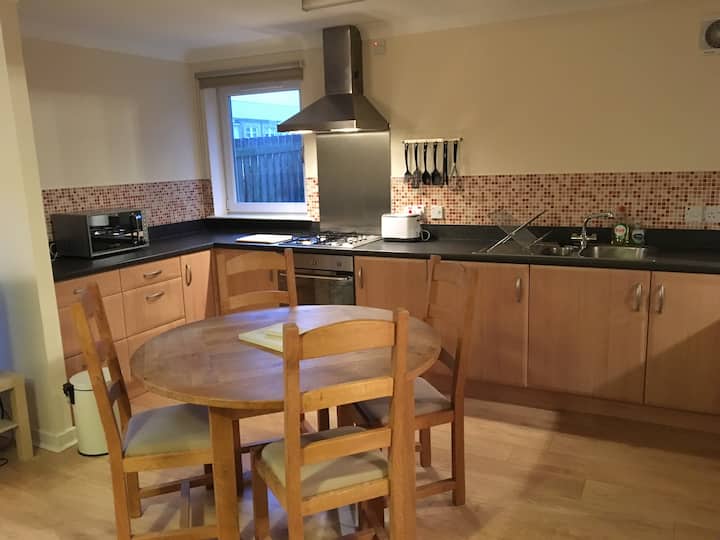 Large, bright flat + free parking + fast WiFi