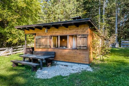 Kleine gemütliche Almhütte im Wald an der Loipe