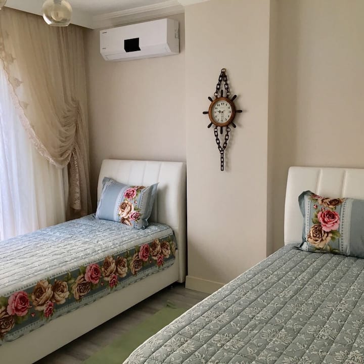 Размерите на леглата в спалнята са с размер 1 метър и 2 метра