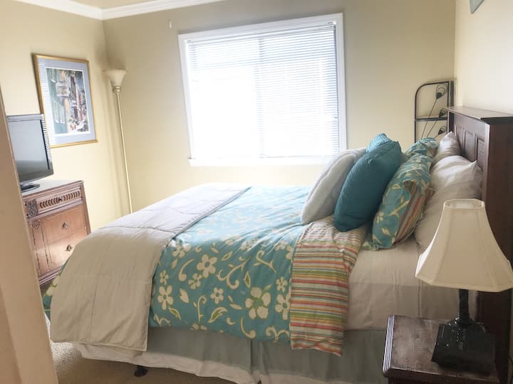 Светла главна спална соба