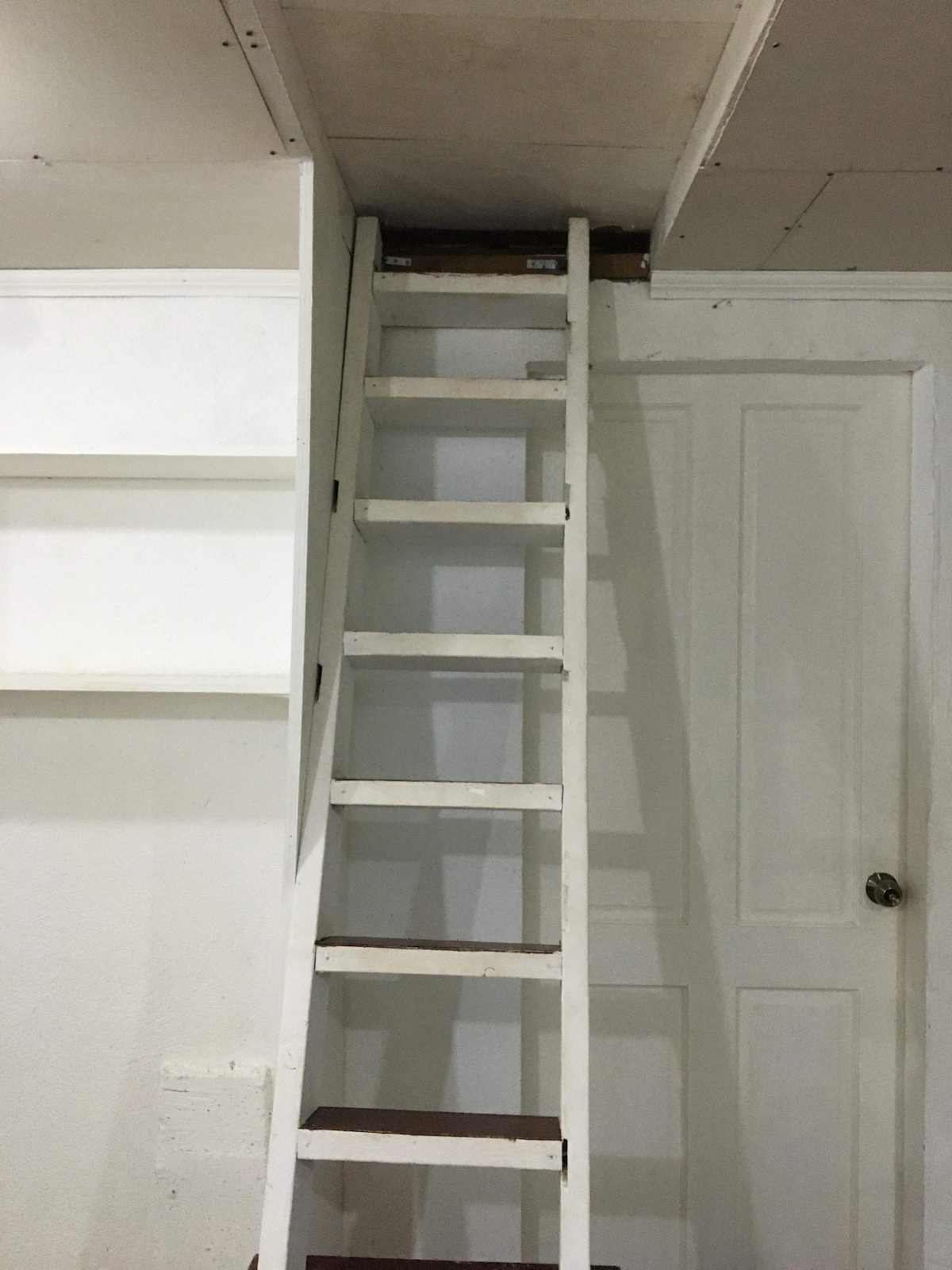 5 ადამიანისთვის განკუთვნილი სხვენის საძინებლისკენ მიმავალი კიბე.