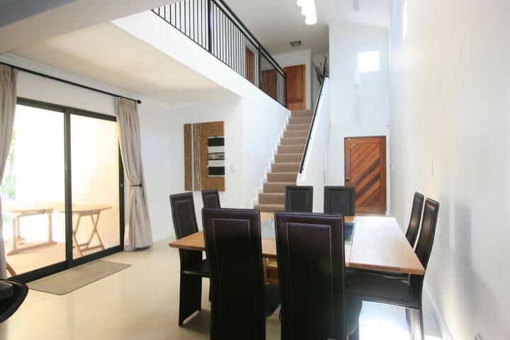 Sentinel View. 4 bedroom modern holiday home. gallery image 4