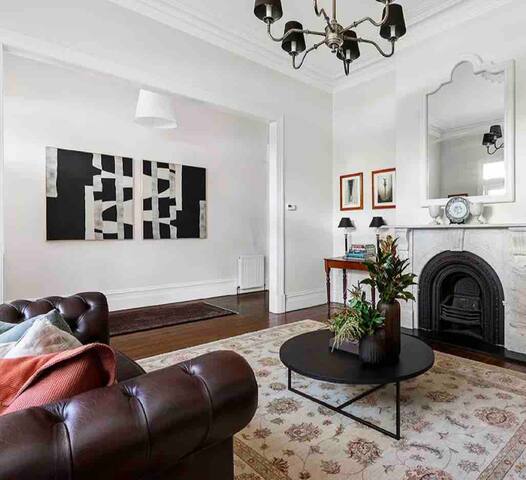 Beautiful 4-Bedroom, Minutes from Albert Park Lake gallery image 4