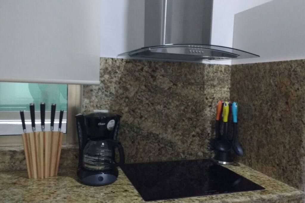 Parrilla eléctrica con campana y aparatos electrónicos así como utensilios para uso y comodidad