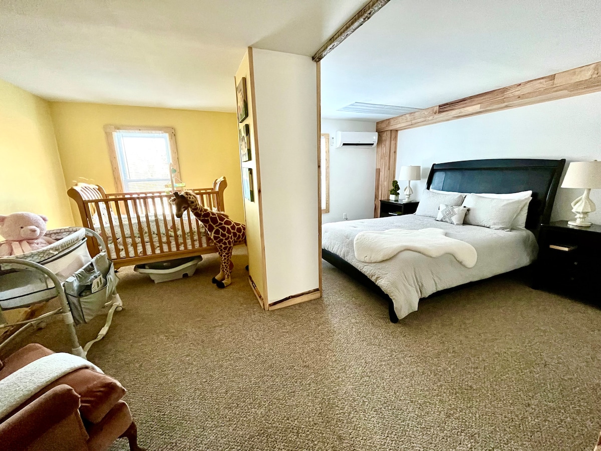 Камптонс соба (брачен кревет) со бебешко креветче до неа. 
2-ри кат 