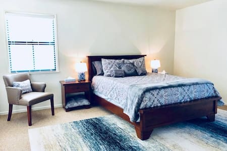 Private Master Bedroom near DT w/ Balcony