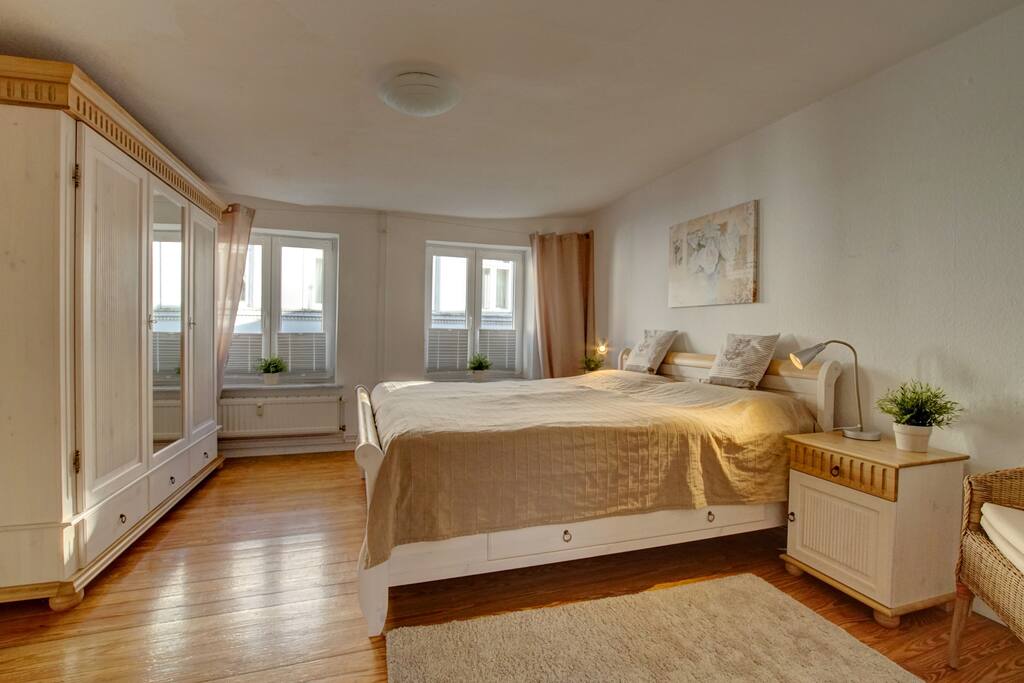 Schlafzimmer mit Doppelbett