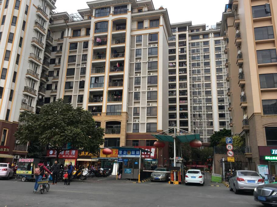 小区后门,周围配套齐全,吃的喝的用的应有尽有