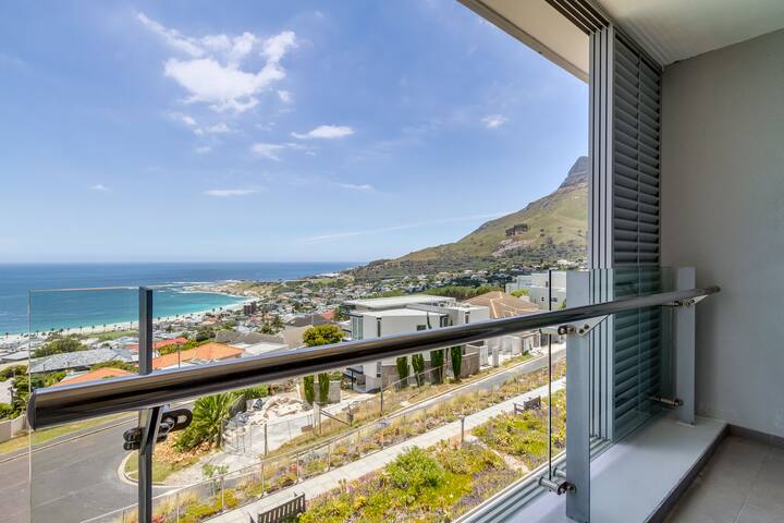 Spacious Apartment, Stunning Ocean Views gallery image 4