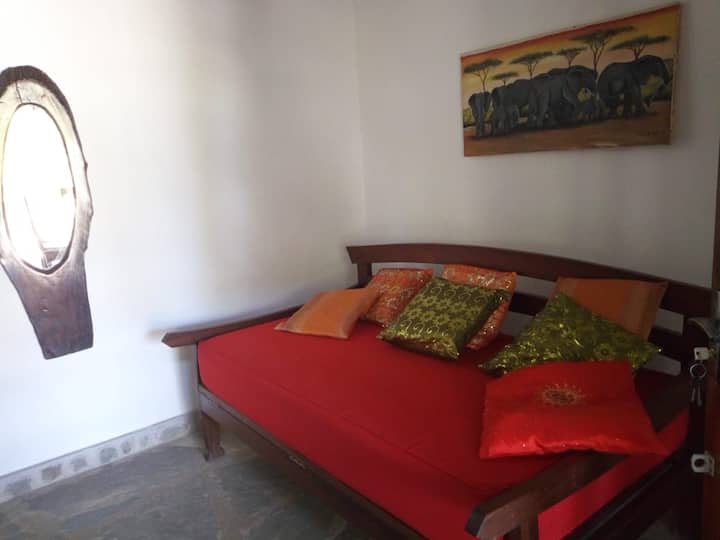 Sala de estar, TV con vista. El asiento del salón se puede extender para convertirse en una cama.