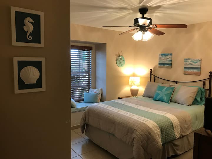 Habitación con cama tamaño queen