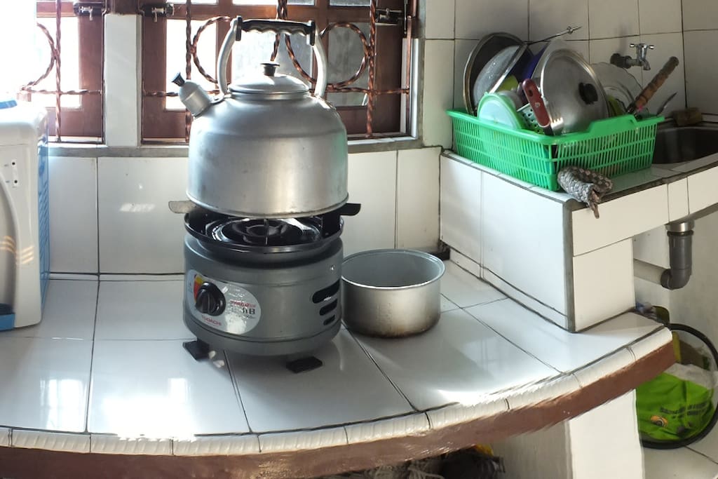 Dapur dengan peralatan masak, air dispenser