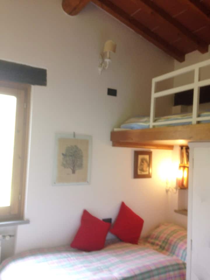 Dormitorio con tumbona y litera