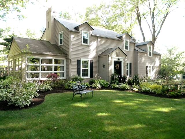 !! Spacious Bed & Breakfast Queen Bed Close to HOF