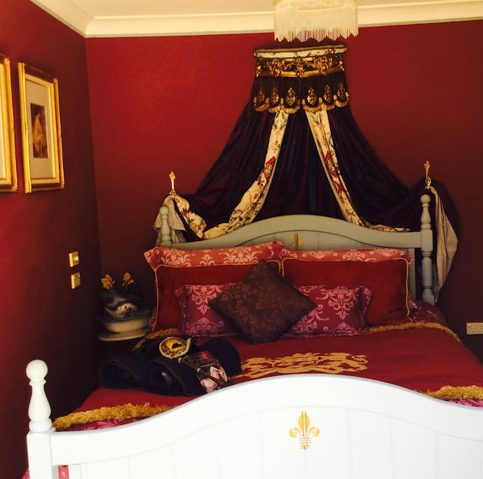 Villa Le Petit Palais queen bed