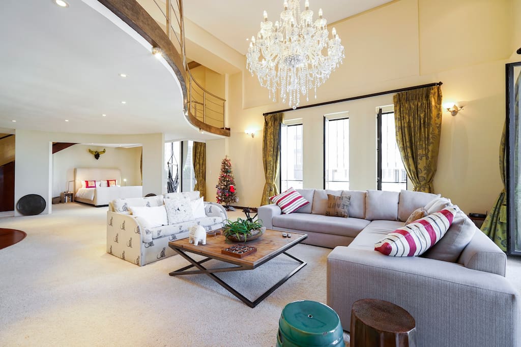 Luxuriously carpeted lounge area with double volume ceilings, double volume windows and a terrific open, airy feel with great Table Mountain views in the backdrop