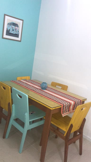 Mesa de 4 cadeiras para realização das refeições e logo depois que recolho a mesa, ela pode ser utilizada como ambiente de trabalho ou estudo.