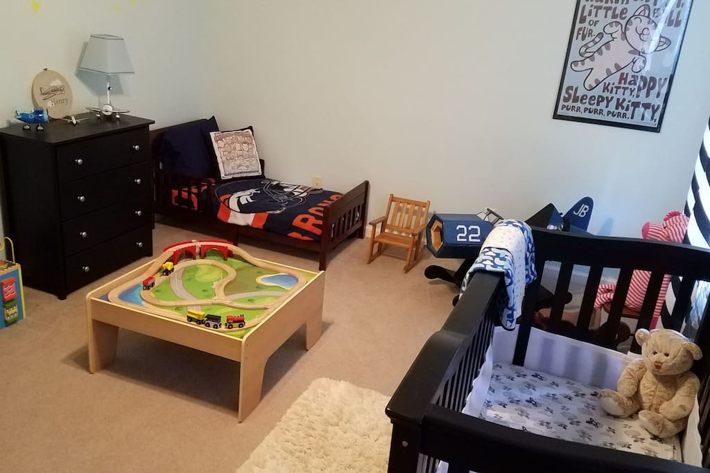 Second upstairs bedroom with toddler bed and crib.