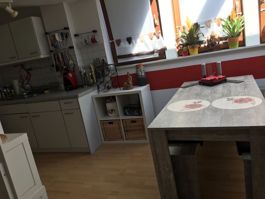 Blick in die Küche mit Essecke