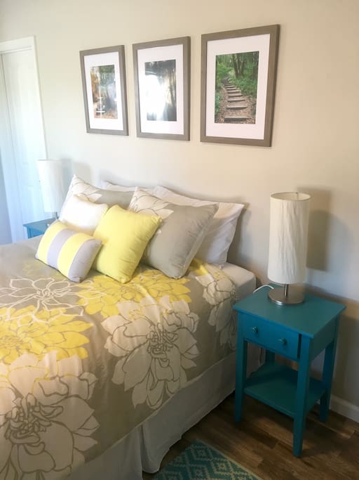 Two bedside tables with lamps
