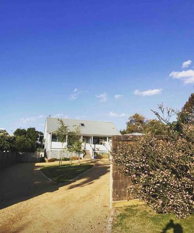 McCrae Beach, Sleeps 9, water views, renovated gallery image 4