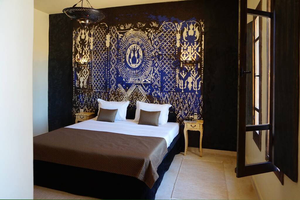La chambre Etoile du Sud. Cette chambre bronze et bleu mystique, dispose d'unt lit King Size, d'un dressing, d'une coiffeuse, de la climatisation réversible, d'une banquette et d'une grande salle de bain privative. Accès immédiat depuis cette chambre au patio et à la piscine.
