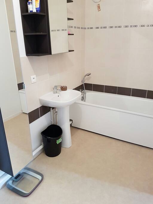 grande salle de bain avec belle baignoire