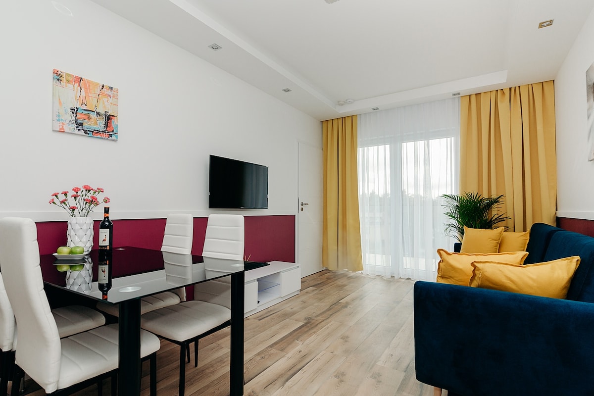 Svetlý, priestranný a mimoriadne pozitívny interiér! K dispozícii budete mať tento apartmán s jednou spálňou a dvoma televízormi s káblovou televíziou, Wi-Fi a Netflix. Oddýchnite si a oddýchnite si na obrovskej pohovke alebo si dajte drink na balkóne a vychutnajte si každú minútu!