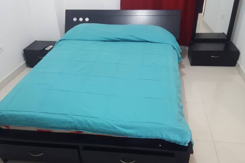 Cama doble, servicio de tv, aire acondicionado.