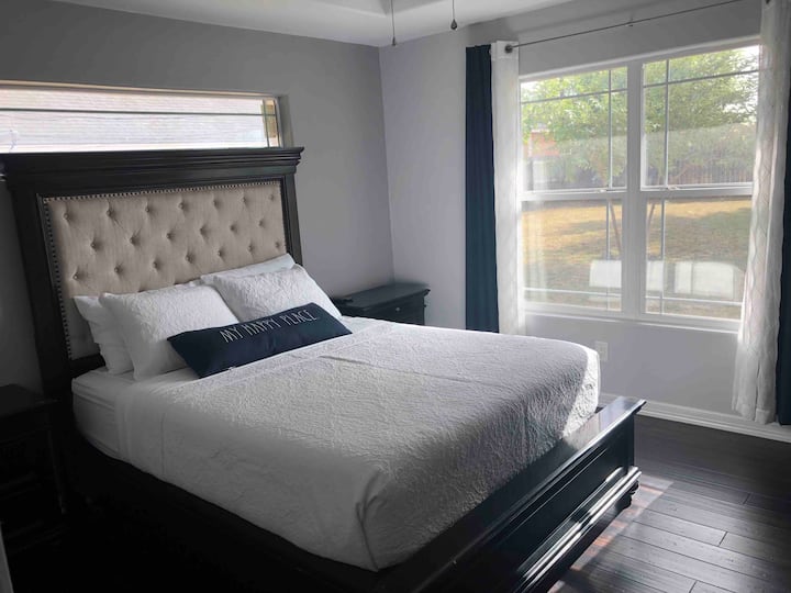 Colchón Tempurpedic tamaño queen de lujo con base ajustable. La habitación tiene armario con su propio baño.