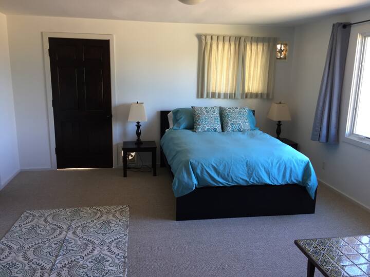 Bedroom with Queen Bed and Queen size futon.