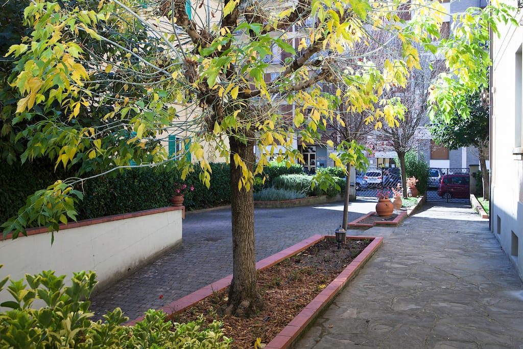 Piazzale privato con posto auto