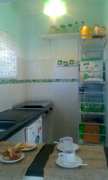 Cocina con anafe a gas doble, microondas, freegobar, licuadora entre otros....