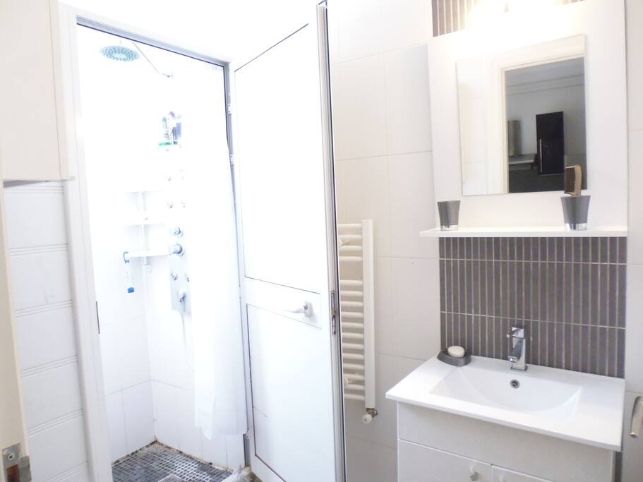 Salle d'eau avec cabine de douche
