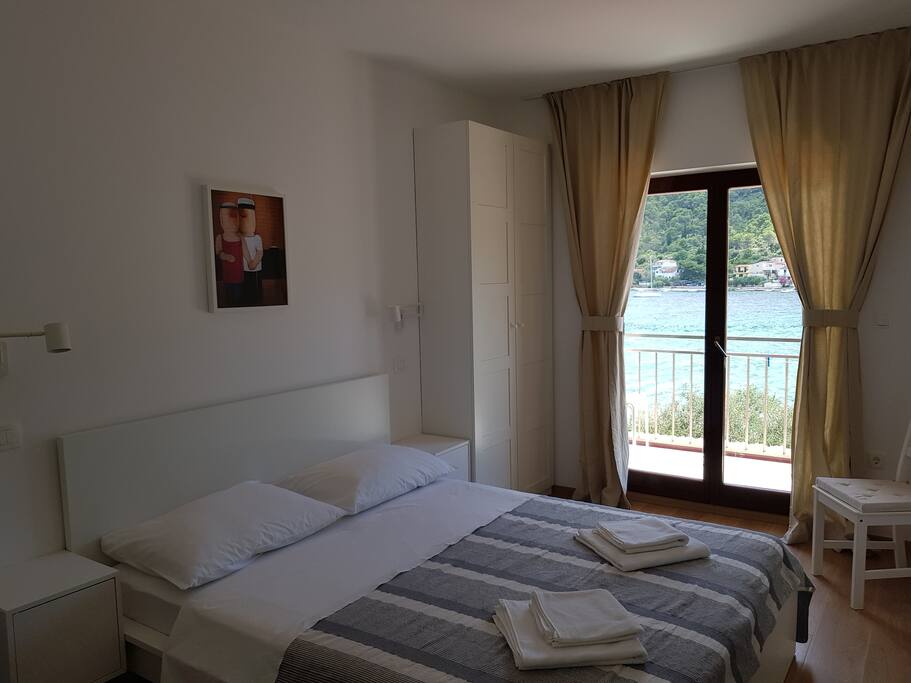 Spavaća soba i balkon s pogledom na more