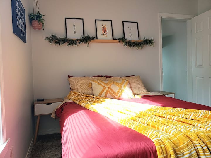 חדר בהשראת גריפינדור. בחדר הזה יש מזרן קווין סייז. יש בו הליכה קטנה בארון וגם הכניסה לחדר המשחקים למעלה.